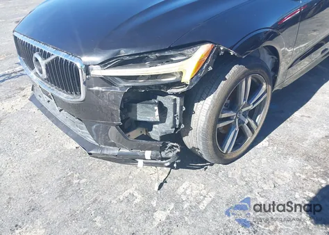 2021 Volvo Xc60 T5 Momentum z USA, uszkodzony, nr VIN YV4102RK3M1851470